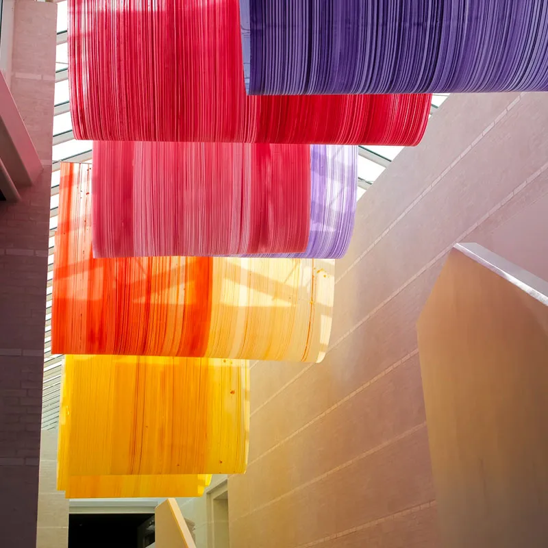 Farverig udsmykning i loftet på Bornholms Kunstmuseum