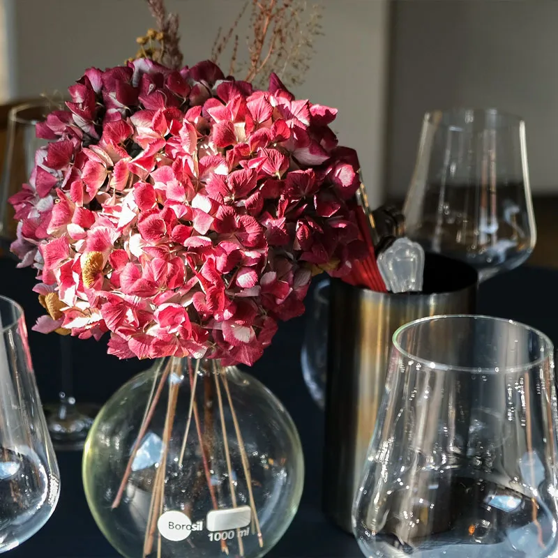 En buket lyserøde blomster på et bord hos restaurant Vinøst