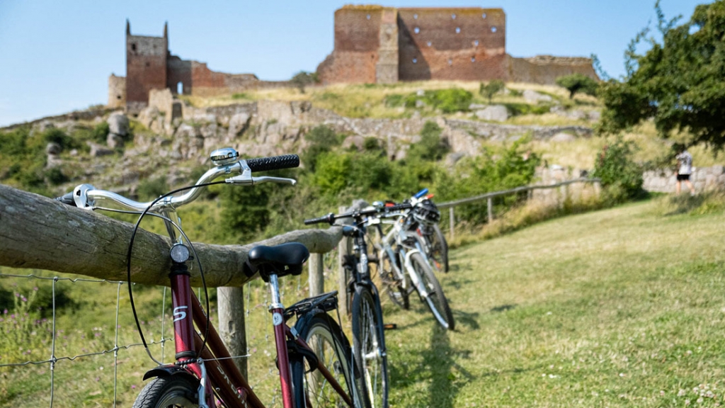 Cykler på række foran Hammershus Slotsruin