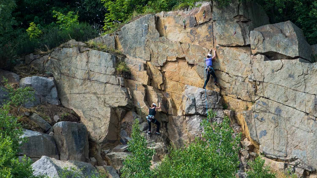 Personer klatrer på klipper